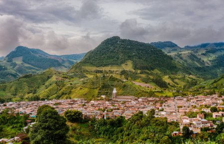Foto de Pintoresca vista del pueblo de montaña Jardín en la región productora de café de Antioquia, Colombia - Imagen libre de derechos