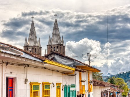 Foto de Jardín, Colombia - Abril 2019: Centro histórico de la ciudad con clima nublado, imagen HDR - Imagen libre de derechos