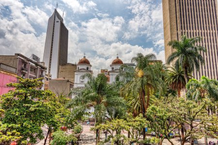 Téléchargez les photos : Medellin, Colombie - Mai 2019 : Centre historique de la ville par temps nuageux, HDR Image - en image libre de droit