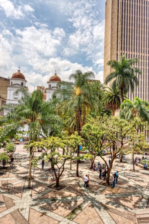 Foto de Medellín, Colombia - Mayo 2019: Centro histórico de la ciudad en clima nublado, HDR Imagen - Imagen libre de derechos