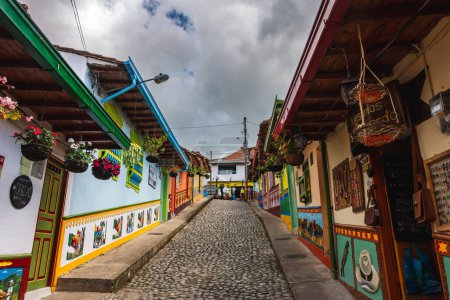 Foto de Guatape, Colombia - Abril 2019: Casas coloridas en clima nublado, imagen HDR - Imagen libre de derechos
