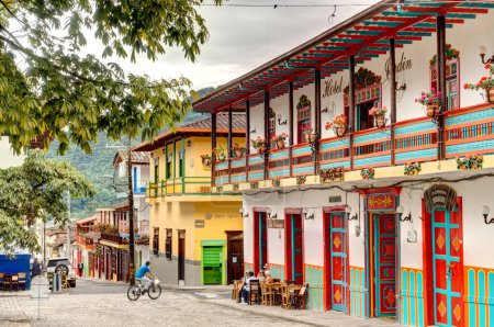 Téléchargez les photos : Jardin, Colombie - Avril 2019 : Façades colorées de maisons coloniales à Jardin, Colombie, mettant en valeur le riche patrimoine architectural de la ville. - en image libre de droit