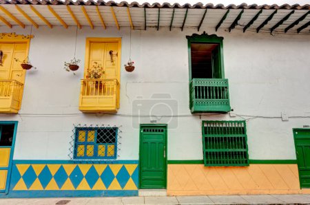 Téléchargez les photos : Jardin, Colombie - Mai 2019 : Maisons coloniales historiques à Jardin, Colombie, mettent en valeur le patrimoine culturel de la ville avec leurs styles architecturaux uniques et leurs couleurs vives. - en image libre de droit
