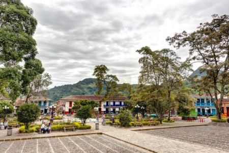 Foto de Jardín, Colombia - Abril 2019: Coloridas fachadas de casas coloniales en Jardín, Colombia, mostrando el rico patrimonio arquitectónico de la ciudad. - Imagen libre de derechos