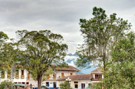 Foto de Jardín, Colombia - Abril 2019: Coloridas fachadas de casas coloniales en Jardín, Colombia, mostrando el rico patrimonio arquitectónico de la ciudad. - Imagen libre de derechos