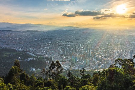 Téléchargez les photos : Vue aérienne panoramique de la ville de Bogota au coucher du soleil - en image libre de droit