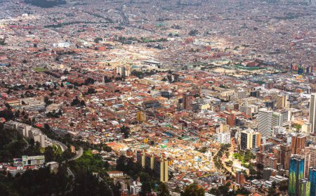 Foto de Vista aérea panorámica de la ciudad de Bogotá al atardecer - Imagen libre de derechos