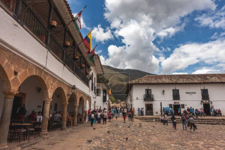 Téléchargez les photos : Villa de Leyva, Colombie - 20 avril 2019 : Les touristes séjournent sur la place de la ville historique par temps nuageux. - en image libre de droit