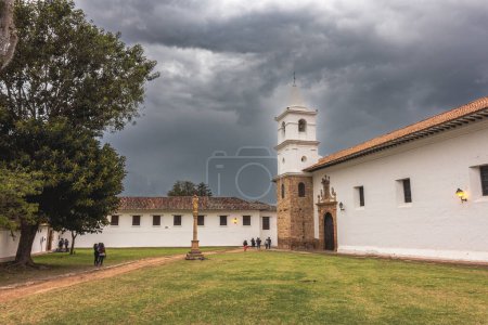 Téléchargez les photos : Villa de Leyva, Colombie - 20 avril 2019 : Belle vue sur les bâtiments historiques par temps nuageux. - en image libre de droit