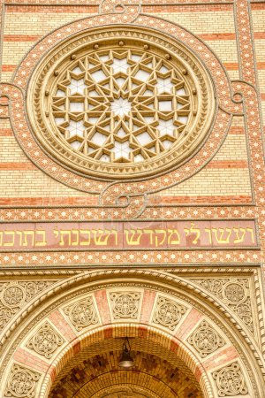 Foto de Vista panorámica de la sinagoga de Dohny Street, la sinagoga más grande de Europa - Imagen libre de derechos