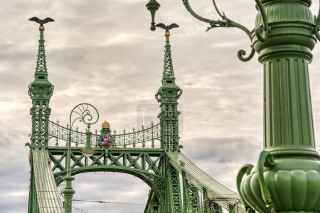Foto de Budapest, Hungría - 05 de noviembre 2022: Puente de la Libertad o Puente de la Libertad sobre el cielo nublado en Budapest - Imagen libre de derechos