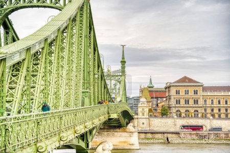 Foto de Budapest, Hungría - 05 de noviembre 2022: Puente de la Libertad o Puente de la Libertad sobre el cielo nublado en Budapest - Imagen libre de derechos