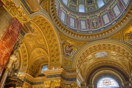 Foto de Budapest, Hungría - 05 de noviembre de 2022: Vista interior de la Basílica de San Esteban - Imagen libre de derechos