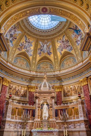 Téléchargez les photos : Budapest, Hongrie - 05 novembre 2022 : Vue intérieure de l'église de la basilique Saint-Étienne - en image libre de droit