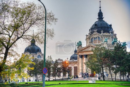 Téléchargez les photos : Budapest, Hongrie - 05 novembre 2022 : vue sur le célèbre bain thermal Szechenyi à Budapest, Hongrie. - en image libre de droit