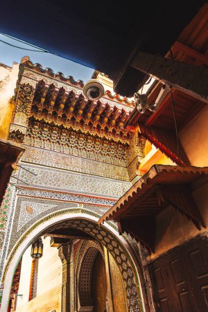 Foto de Fez, Marruecos - 22 de enero de 2020: Antigua mezquita de arquitectura islámica en Marruecos - Imagen libre de derechos