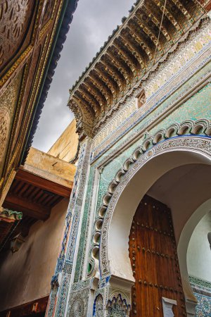 Foto de Fez, Marruecos - 22 de enero de 2020: Antigua mezquita de arquitectura islámica en Marruecos - Imagen libre de derechos