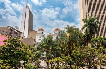 Téléchargez les photos : Medellin, Colombie - Le 21 avril 2019 : Centre historique par temps nuageux, HDR Image - en image libre de droit