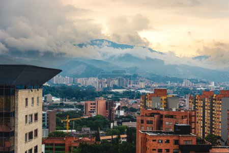 Foto de Medellín, Colombia - 21 de abril de 2019: Vista aérea de la ciudad de montaña Medellín en Colombia - Imagen libre de derechos