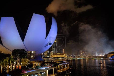 Téléchargez les photos : Singapour, Singapour - 7 juillet 2023 : Belle vue sur les monuments de la ville dans la nuit. - en image libre de droit
