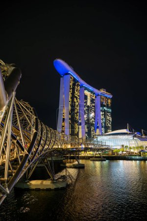 Foto de Singapur, Singapur - 7 de julio de 2023: Hermosa vista de los monumentos de la ciudad en la noche. - Imagen libre de derechos