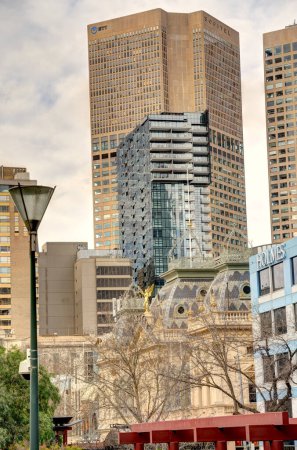 Téléchargez les photos : Melbourne, Australie - 1 Août, 2023 : Centre-ville historique par temps nuageux, image HDR - en image libre de droit