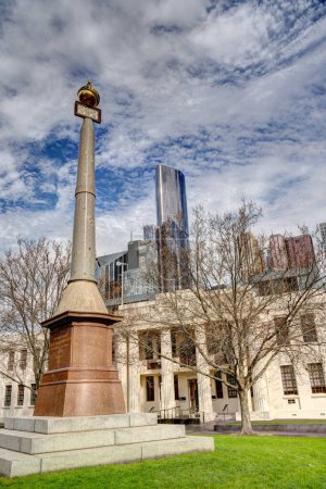 Foto de Melbourne, Australia - 1 Agosto, 2023: Centro histórico de la ciudad con clima nublado, HDR image - Imagen libre de derechos