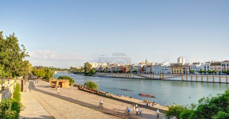 Foto de Sevilla, España - 1 de junio de 2023: hermosa vista del centro histórico de la ciudad en verano, HDR Imagen - Imagen libre de derechos
