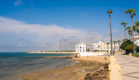 Foto de Chipiona, España - 1 de junio de 2023: Ciudad costera histórica con tiempo soleado, HDR Imagen - Imagen libre de derechos