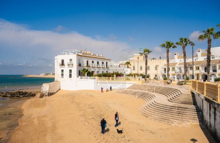 Téléchargez les photos : Chipiona, Espagne - 1 juin 2023 : Ville balnéaire historique par temps ensoleillé, HDR Image - en image libre de droit