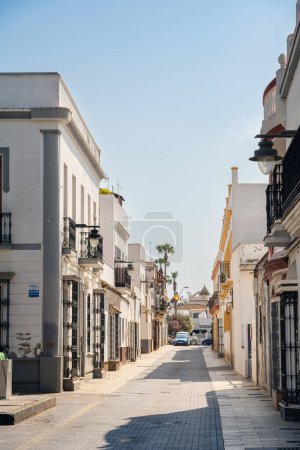 Téléchargez les photos : Chipiona, Espagne - 1 juin 2023 : Ville balnéaire historique par temps ensoleillé, HDR Image - en image libre de droit