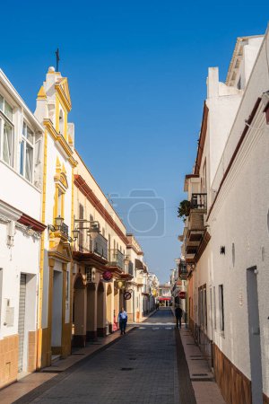 Foto de Chipiona, España - 1 de junio de 2023: Ciudad costera histórica con tiempo soleado, HDR Imagen - Imagen libre de derechos
