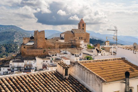 Foto de Vista panorámica de la ciudad de Iznajar con edificios antiguos en Córdoba, España - Imagen libre de derechos