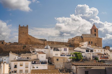 Foto de Vista panorámica de la ciudad de Iznajar con edificios antiguos en Córdoba, España - Imagen libre de derechos