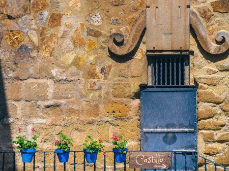Téléchargez les photos : Iznajar de Cordoue, Espagne. Maisons ornées de plantes vibrantes comme décoration. Rues remplies de maisons aux décorations végétales abondantes. - en image libre de droit