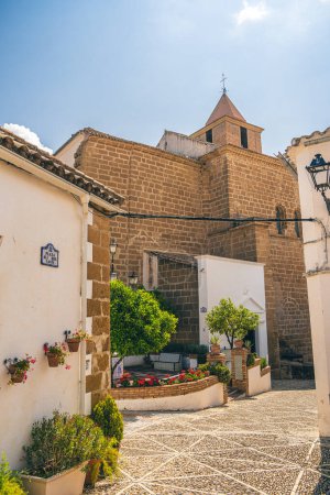 Téléchargez les photos : Vue panoramique de la ville d'Iznajar avec des bâtiments anciens à Cordoue, Espagne - en image libre de droit