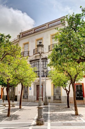 Téléchargez les photos : Jerez de la Frontera, Espagne - 1 juin 2023 : Centre-ville historique par beau temps - en image libre de droit