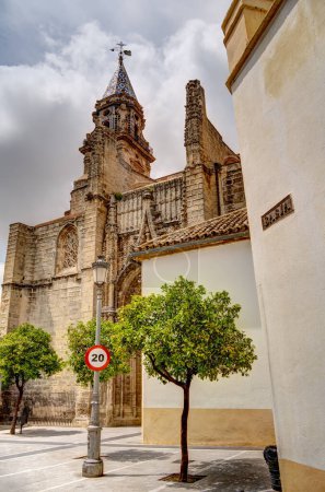 Foto de Jerez de la Frontera, España - 1 de junio de 2023: Centro histórico de la ciudad con tiempo soleado - Imagen libre de derechos
