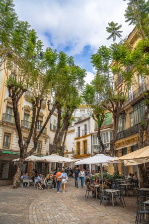 Téléchargez les photos : Jerez de la Frontera, Espagne - 1 juin 2023 : Centre-ville historique par beau temps - en image libre de droit