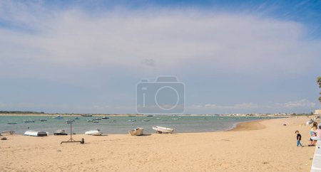 Foto de Sanlúcar de Barrameda, España - 1 de junio de 2023: vista de la playa de la ciudad con el tiempo soleado, HDR Imagen - Imagen libre de derechos