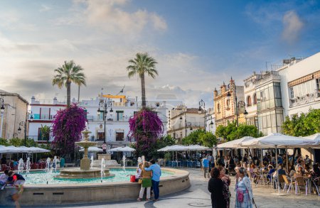 Téléchargez les photos : Sanlucar de Barrameda, Espagne - 1 Juin 2023 : Centre-ville historique par temps ensoleillé, HDR Image - en image libre de droit
