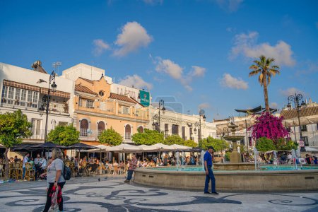 Téléchargez les photos : Sanlucar de Barrameda, Espagne - 1 Juin 2023 : Centre-ville historique par temps ensoleillé, HDR Image - en image libre de droit