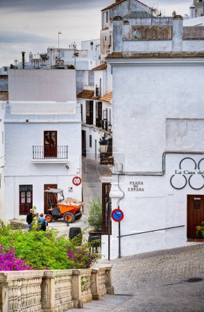 Téléchargez les photos : Vejer de la Frontera, Espagne - 1 Août 2023 : Belle vue sur le centre-ville historique avec des bâtiments anciens par temps nuageux, HDR Image - en image libre de droit