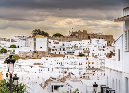 Foto de Vejer de la Frontera, España - 1 de agosto de 2023: Hermosa vista del centro histórico de la ciudad con edificios antiguos en clima nublado, HDR Imagen - Imagen libre de derechos