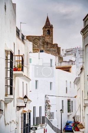 Téléchargez les photos : Vejer de la Frontera, Espagne - 1 Août 2023 : Belle vue sur le centre-ville historique avec des bâtiments anciens par temps nuageux, HDR Image - en image libre de droit