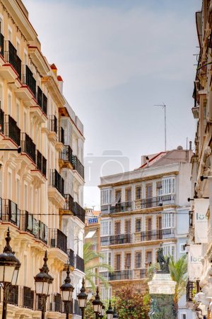 Téléchargez les photos : Cadix, Espagne - 1 juin 2023 : Centre-ville historique par beau temps, HDR Image - en image libre de droit