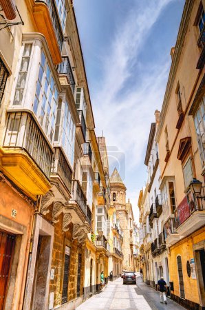 Foto de Cádiz, España - 1 de junio de 2023: Centro histórico de la ciudad con tiempo soleado, HDR Imagen - Imagen libre de derechos