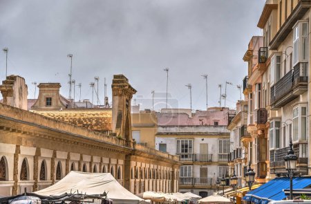 Foto de Cádiz, España - 1 de junio de 2023: Centro histórico de la ciudad con tiempo soleado, HDR Imagen - Imagen libre de derechos