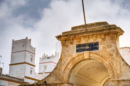 Téléchargez les photos : Cadix, Espagne - 1 juin 2023 : Centre-ville historique par beau temps, HDR Image - en image libre de droit