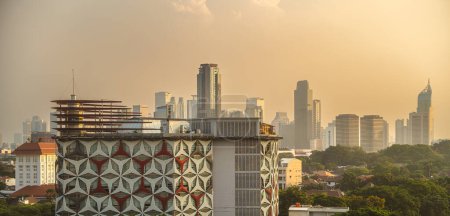 Foto de Yakarta, Indonesia - 3 de julio de 2023: Paisaje urbano y rascacielos de Yakarta al atardecer, HDR Imagen - Imagen libre de derechos